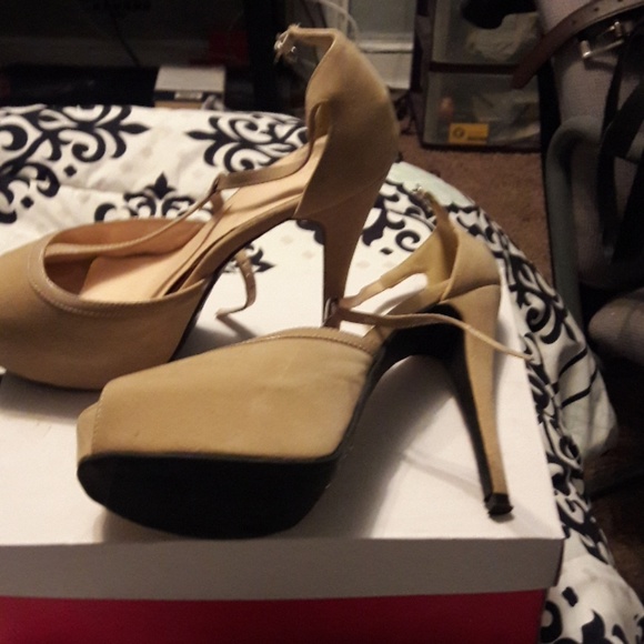 4 1/2 strap heel - Picture 4 of 5